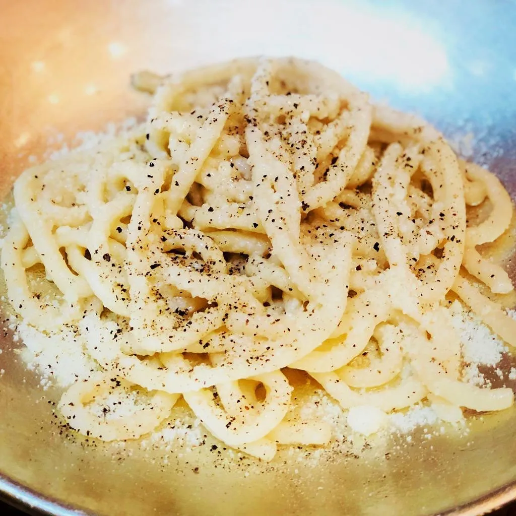 A close plate of cacio e pepe pasta